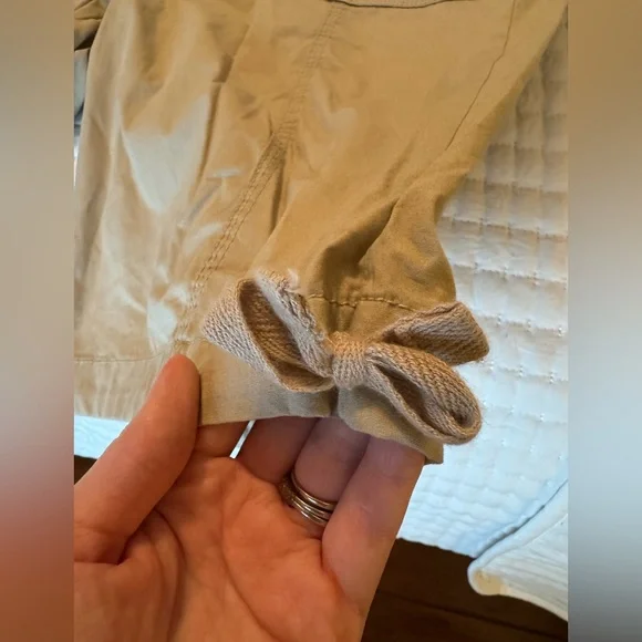 St. John's Bay Women's Beige Cargo Shorts size 12 beach, vacation, casual - Picture 3 of 6